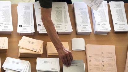 Papeletas electorales en el instituto Menéndez Pelayo de Barcelona.