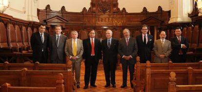Carlos Dívar, en el centro, con Nivaldo Segura, presidente en funciones de la Corte Suprema de Chile (a su izquierda), y otras autoridades, durante un viaje a ese país, Uruguay y Argentina, en noviembre de 2010.