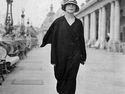 Alfonsina Storni caminando por la rambla de Mar del Plata en 1936. 