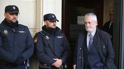 El expresidente de la Junta, José Antonio Griñán, sale de la Audiencia de Sevilla tras recibir la sentencia en el 'caso de los ERE', en noviembre de 2018.