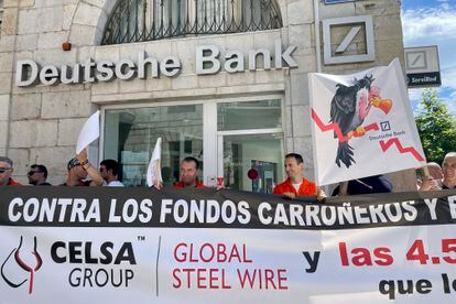 Trabajadores de Celsa protestan en Santander contra los acreedores del grupo industrial.