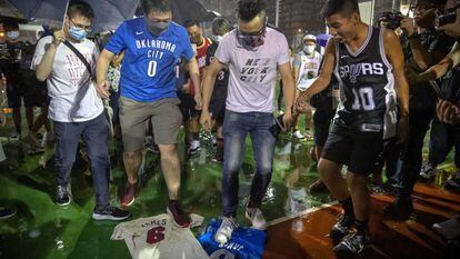 Aficionados pisotean las camisetas de LeBron James en Hong Kong. 