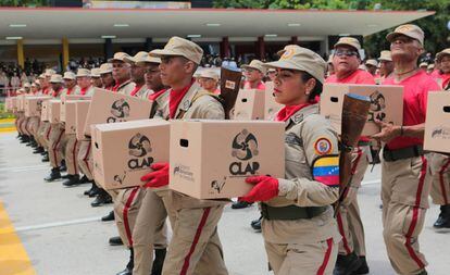 La milicia venezolana carga cajas CLAP en una celebración nacional el 5 de julio.