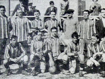 La formación de River Plate en 1916, antes de un triunfo por 2-1 ante Boca. Machín está de pie a la derecha, con traje negro.