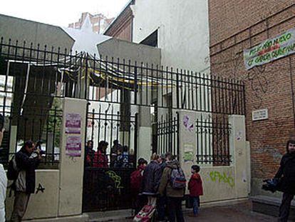 Los alumnos del colegio García Quintana de Valladolid entran ayer a clase.