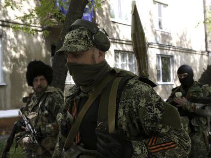 Milicianos prorrusos armados con rifles una ametralladora y un lanzagranadas en Kramatorsk.  