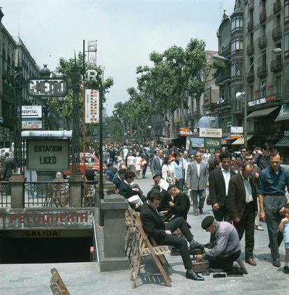 Estampa típica de las Ramblas de Barcelona en la década de los sesenta.