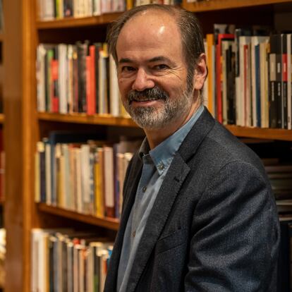 El escritor mexicano Juan Villoro en su biblioteca persona en Ciudad de México el día 19 de septiembre de 2023. 