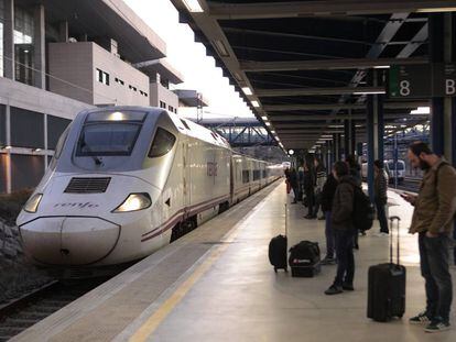 Pasajeros este lunes por la mañana en la estación de Camp de Tarragona.