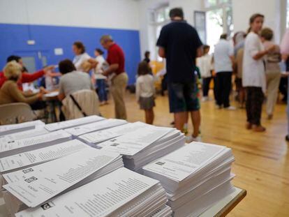 Votaciones en un colegio electoral en San Sebastián.