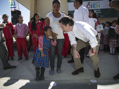 Aurelio Nuño visita la Escuela Emiliano Zapata en Miahuatlán, Oaxaca.