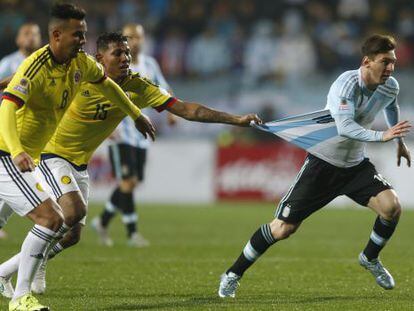 Messi, agarrado por el colombiano Mejía.