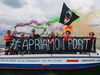 Unos manifestantes protestan contra la prohibición del Gobierno italiano de acoger a los migrantes del 'Aquarius'. 