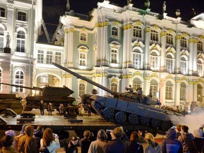 Unos tanques rusos, durante un desfile militar, este lunes en San Petersburgo.