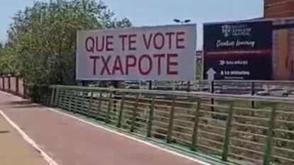 Cartel con el eslogan 'que te vote Txapote', en Castellón.