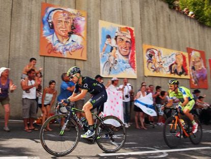 Visconti y Roche, en la 'curva Poulidor" en recuerdo al ciclista francés.