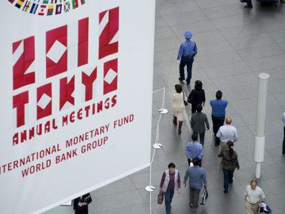 Un cartel anuncia la asamblea del FMI en Tokio (Jap&oacute;n)