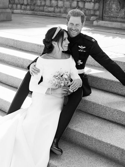 Meghan Markle y Enrique de Inglaterra posan para la foto en la terraza del Castillo de Windsor.