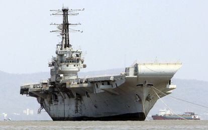 El INS Vikrant cerca del puerto de Darukhana en Mumbai (India). La armada india ha vendido el buque a una compañía de desguace, pero tiene en construcción un nuevo buque portaaviones.