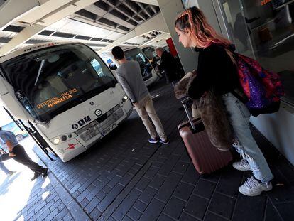 Varios viajeros en la estación sur de autobuses de Madrid.