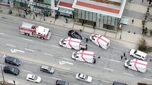 Ambulancias y personal de emergencia en la puerta de la biblioteca de Vancouver en la que fue perpetrado el ataque, este sábado.