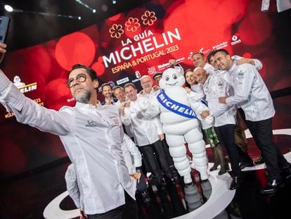 Quique Dacosta se toma una foto con los cocineros cuyos restaurantes tienen tres estrellas Michelin, en la gala de la guía Michelin 2023 celebrada en Toledo.