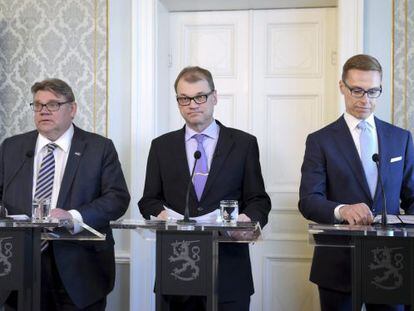 Desde la izquierda, Timo Soini, Juha Sipila y Alexander Stubb, este mi&eacute;rcoles en Helsinki. 