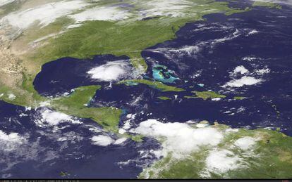 Fotograf&iacute;a que muestra la tormenta tropical Karen en el Golfo de M&eacute;xico al oeste de Florida y al sur de Luisiana, Misisipi y Alabama. 