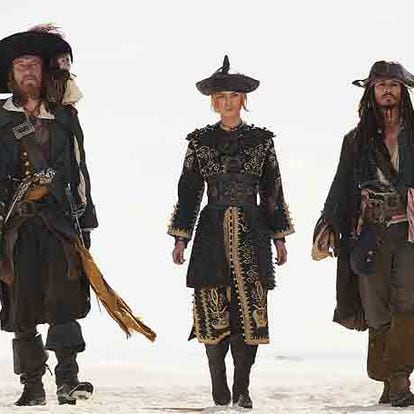 Keira Knightley, en el centro, en <i>Piratas del Caribe.</i>