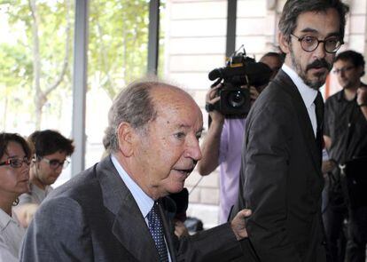 osé Luis Núñez, ayer, al llegar a la Audiencia de Barcelona, junto a su abogado, Cristóbal Martell. 