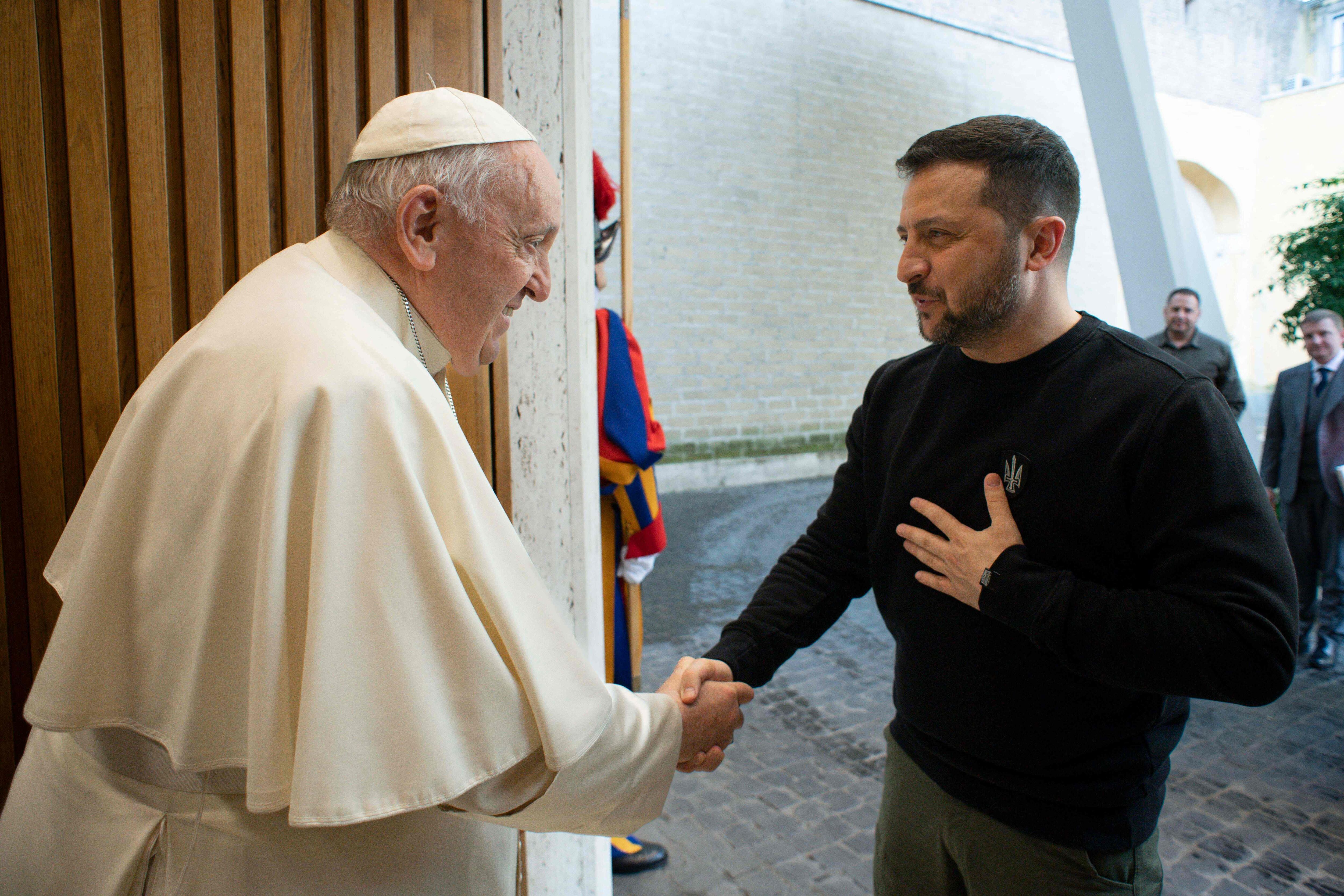 El Papa Francisco saluda al presidente ucranio, Volodímir Zelenski, a su llegada para una audiencia privada en el Vaticano este sábado. 
