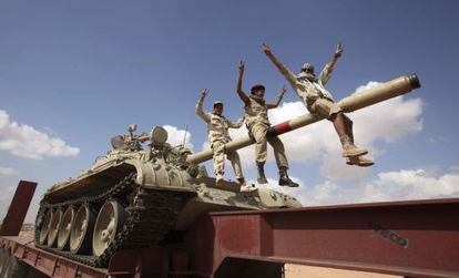 Rebeldes libios sentados en el ca&ntilde;&oacute;n de un tanque para combatir a las tropas leales a Muamar el Gadafi, en Bani Walid, Libia, el pasado 28 de septiembre. 