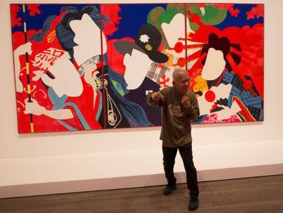 El artista Ushio Shinohara junto a su pintura &#039;Festival de Mu&ntilde;ecas&#039;,
 que se exhibir&aacute; en la Tate Modern, en Londres.