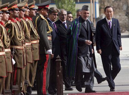 El secretario general de la ONU, Ban Ki-moon (derecha), acompaña al presidente Karzai a pasar revista a la guardia de honor ayer en Kabul.