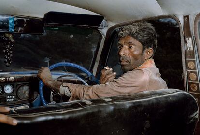 Taxi Driver, Kutch, Gujarat 1984. Del libro 'In India' publicado por Steidl.