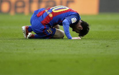Messi es queixa per un cop rebut durant el partit.