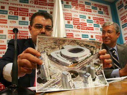 El presidente del Valencia, Juan Soler, enseñó ayer la maqueta escogida para el nuevo estadio.