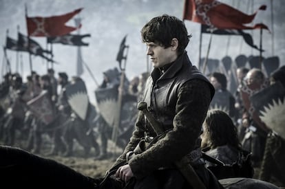 Y hablando de Ramsey Bolton, sin duda el mejor personaje de la sexta temporada es este sádico villano que no duda en machacar a los Stark o a los Greyjoy, o a su propio padre, de las formas más retorcidas y crueles, hasta que tras la batalla de los bastardos cae en manos de Jon y Sansa. Es imposible no compartir la sonrisa de Sansa tras esa escena en la perrera, con Ramsey devorado por sus canes. Muchos espectadores querían ver su fin, pero ahora, ¿a qué personaje le tendremos tirria si ni siquiera Cersei llega a ese punto de maldad?