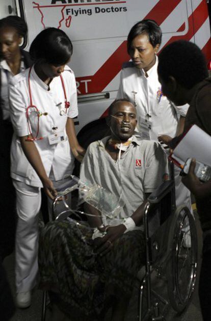 El conductor herido durante el secuestro llega al hospital de Nairobi.