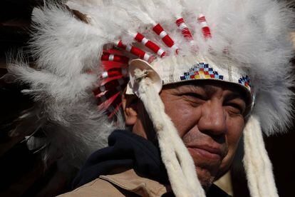 Un indígena de la tribu sioux fotografiado en el campamento de la Roca Sagrada para impedir las labores de construcción del oleoducto, el 29 de noviembre de 2016.