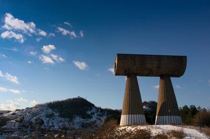 El conocido como Monumento a los mineros, en un alto en el norte de Mitrovica, el pasado lunes.