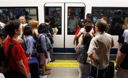 Los trenes del metro han vuelto a circular con servicios mínimos del 50%.