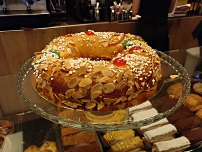 Firmado por el pastelero asturiano Julio Blanco, el de Pomme Sucre está elaborado con una masa brioche, con doble fermentación, esponjosa, sin relleno de ningún tipo y con fruta confitada. Todo un clásico. Si se desea con nata hay que encargarlo. Precio: 36 euros, el kilo. Madrid: Barquillo, 49. Tel.: 913 08 31 85. / Gijón (Asturias): Libertad, 26. Tel.: 985 32 45 36.