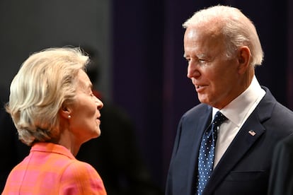 La presidenta de la Comisión Europea, Ursula von der Leyen, habla con el presidente de EE UU, Joe Biden, durante el G-20 de Bali, el pasado mes de noviembre.