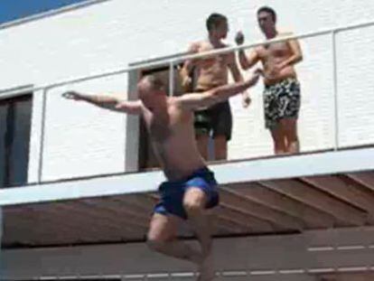 V&iacute;deo de archivo en el que un turista se tira a la piscina desde el balc&oacute;n de una habitaci&oacute;n de hotel en 2010.