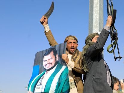 Dos manifestantes muestran un retrato del líder de los hutíes de Yemen, Abdul Malik al Huthi, durante una protesta contra los ataques de EE UU y el Reino Unido contra la milicia proiraní, el 12 de enero.