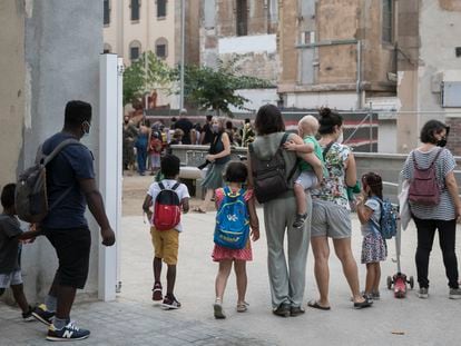 La entrada de la escuela infantil y primaria Xirinacs, en el barrio del Eixample Esquerra de Barcelona.