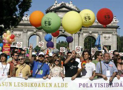 La ministra de Igualdad, Bibiana Aído, ha encabezado la marcha junto con otros líderes políticos, sindicales y de organizaciones en defensa de los derechos de homosexuales, transexuales y bisexuales.