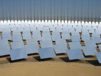 Paneles fotovoltaicos de la planta de energ&iacute;a solar Sol&uacute;car, de Abengoa, en Sanl&uacute;car La Mayor ( Sevilla) . 