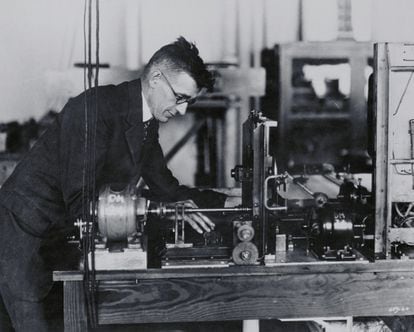 El ingeniero eléctrico norteamericano Vannevar Bush (1890-1974) propuso en 1945 el sistema Memex, un conjunto de protohipertextos que permitiera reunir todos los libros, archivos y comunicaciones de un individuo y mecanizar su consulta para que fuera más rápida.